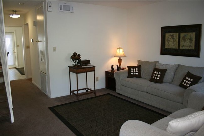 Building Photo - 6302 Robinhood Cir NW