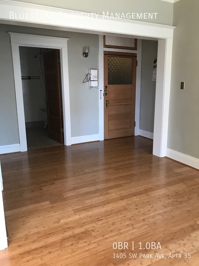 Building Photo - Updated Airy Studio with Bay Windows over ...