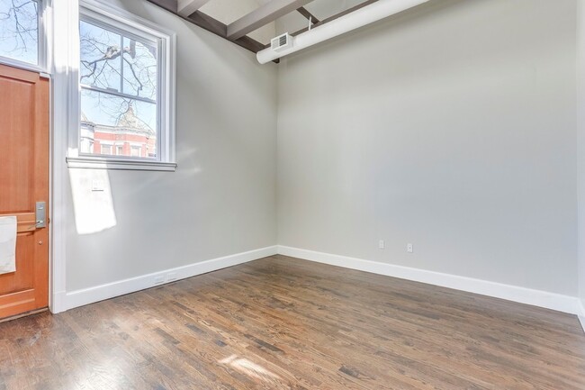 Building Photo - Elegant Lincoln Park Condo!