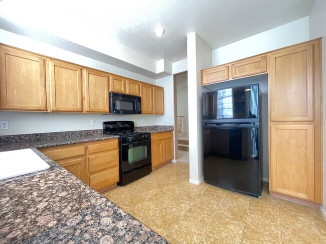 Foto del edificio - 3 Bedroom 2 1/2 Bath Home - Kitchen w/Gran...