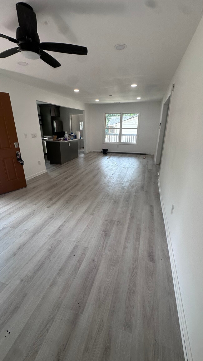 Large Living Area - 2221 Jernigan Dr SE