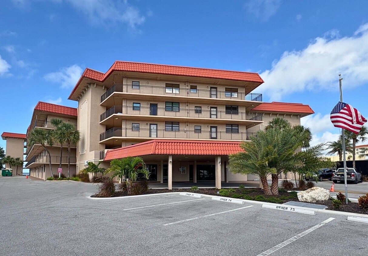 Foto principal - Calling All Snowbirds! 2-Bed, 2-Bath Condo...