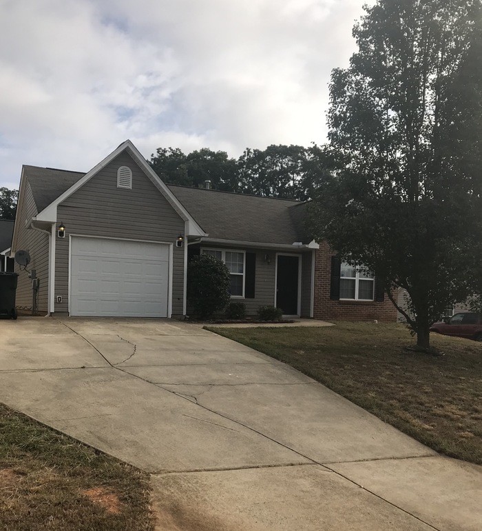 Foto principal - Single level 3BD / 2BA home w/attached garage