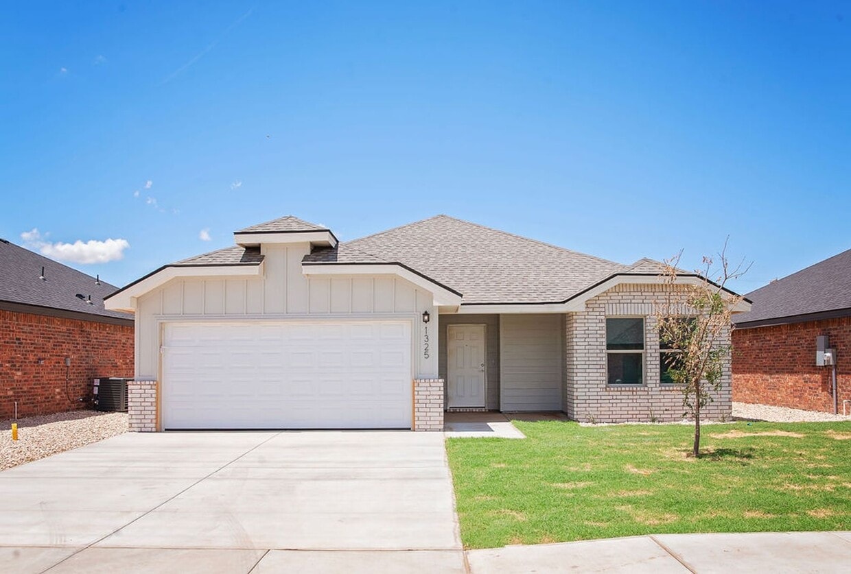 Primary Photo - Now Leasing! New Silver Leaf Home with 3 B...