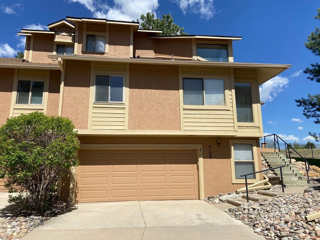 Primary Photo - Beautiful 3 Bedroom 2 Bath Townhome Close ...