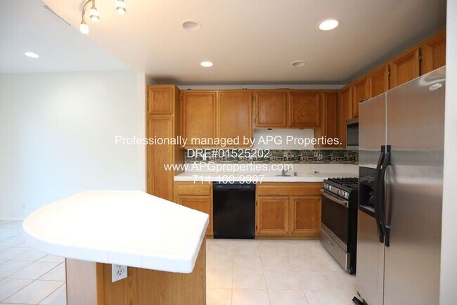 Building Photo - Newly updated 2 Bed 1.5 Bath Townhome with...