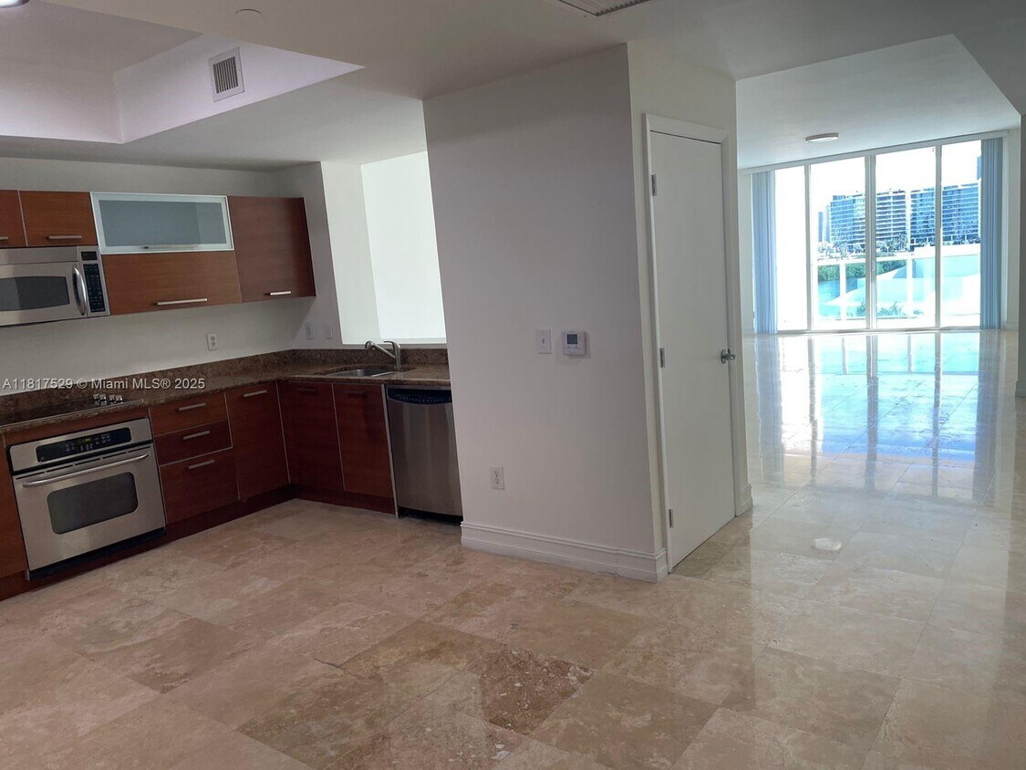 Foto principal - 3330 NE 190th St