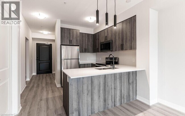 Photo du bâtiment - 120 Springvalley Crescent