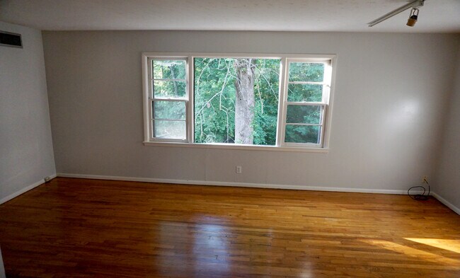 Foto del edificio - 2617 Emoriland Blvd
