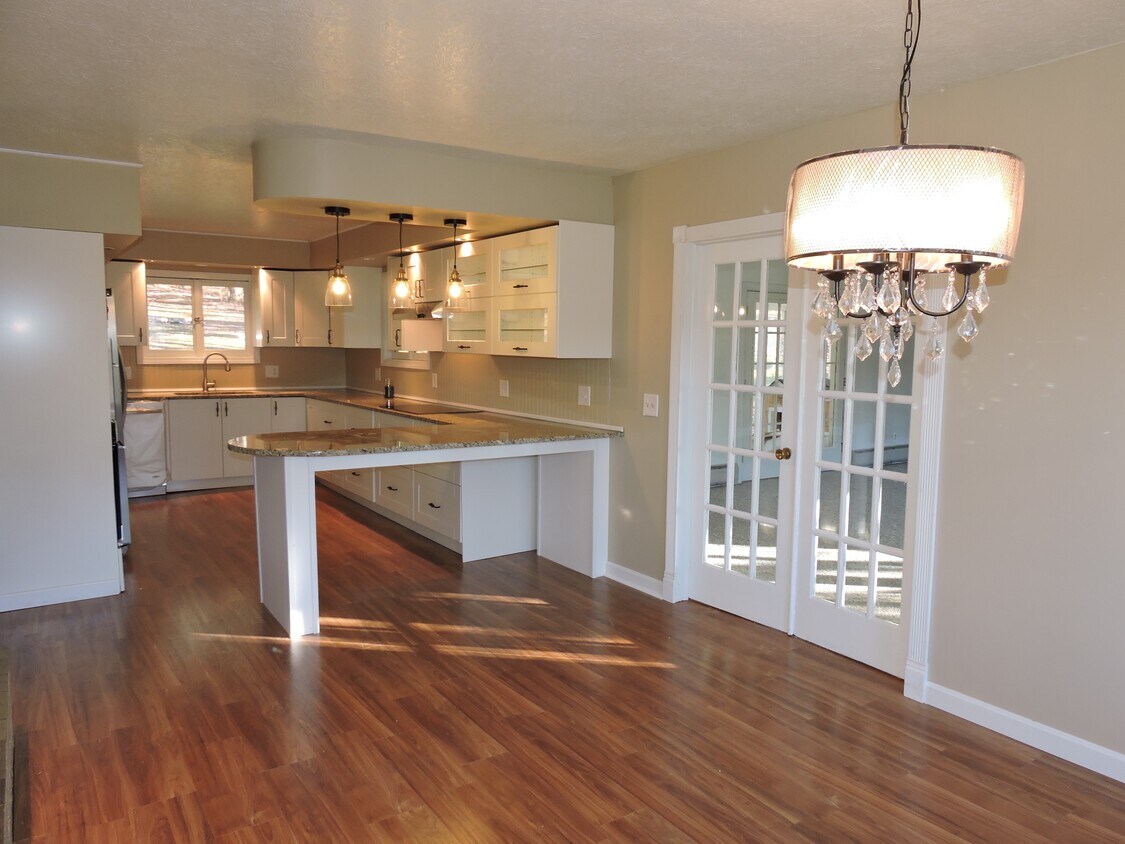 Dining Room - 612 E Rd