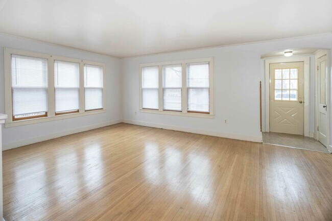 Foto del edificio - 236 E Main St