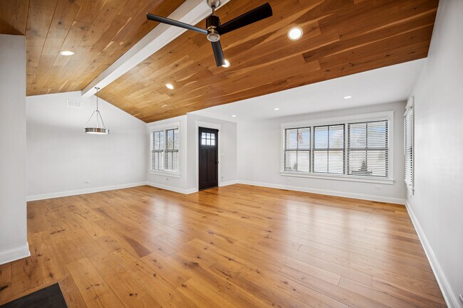 Building Photo - 525 W Deerpath Rd