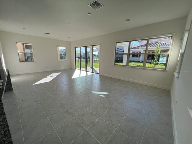 Foto del edificio - 13118 Weaver Ave