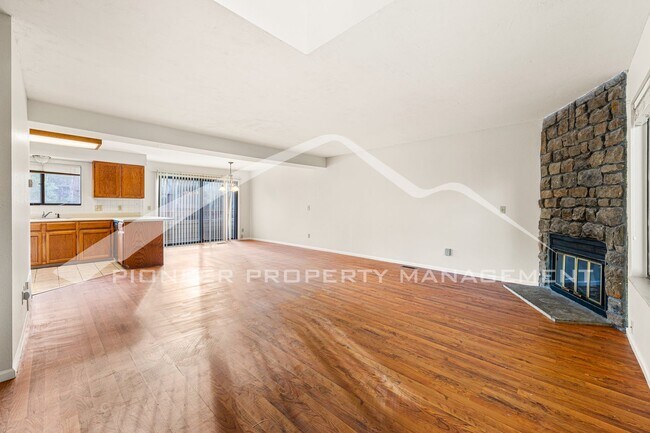 Building Photo - Quiet Townhome Next To The Park With Great...