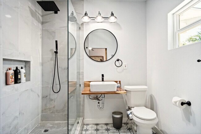 Building Photo - 1003 NW 34th St