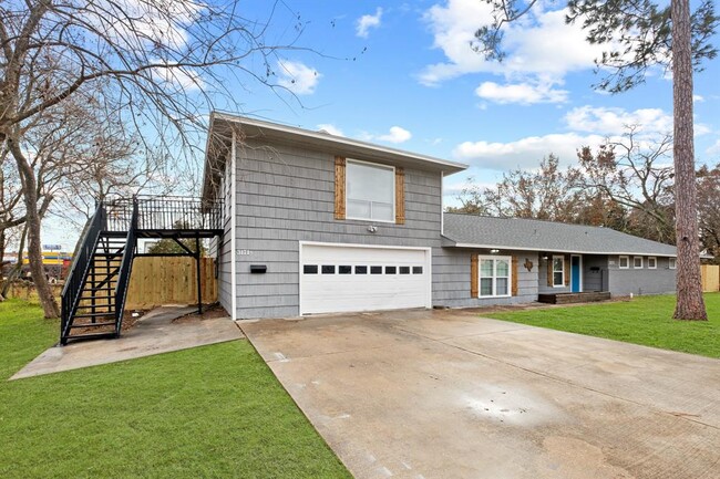 Building Photo - 3171 Roe Dr