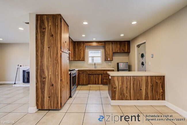 Foto del edificio - 3 br, 2 bath House - 6751 Laurelton Avenue...