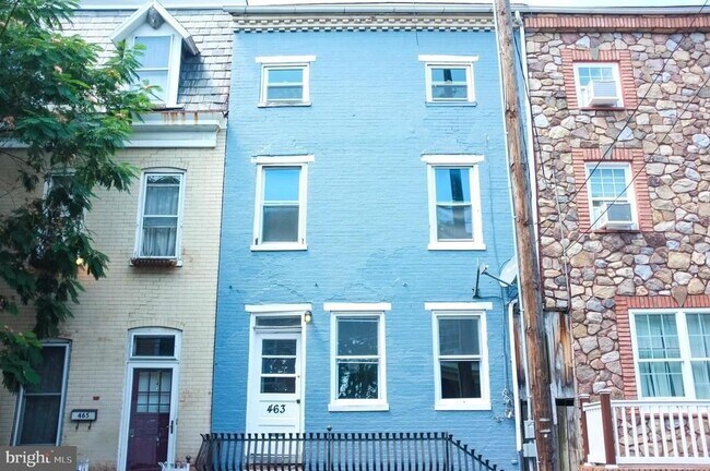 Building Photo - 463 Manor St