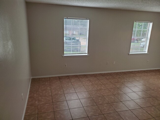 Living area - 513 Tammy Lynn Dr
