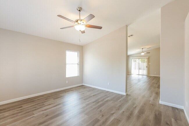 Foto del edificio - 8643 E Capri Ave