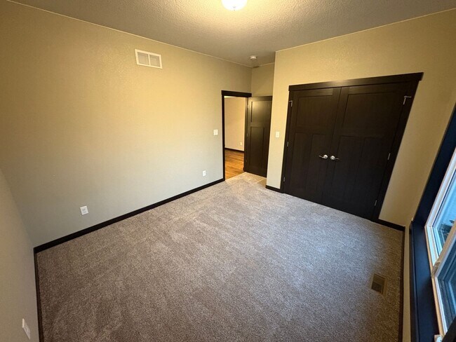 Foto del edificio - PRICE REDUCED!!! 4 bed / 3 bath Twinhome for Rent!