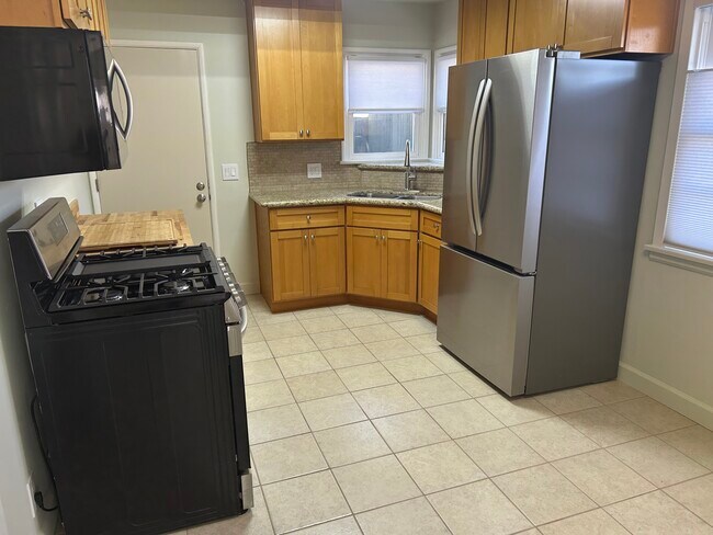 Kitchen: granite and butcher block counters - 2021 Ocean Park Blvd