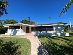 Building Photo - 1101 Bay Dr