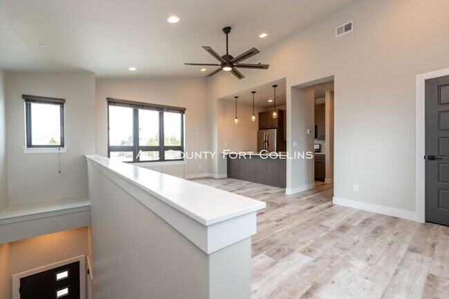 Building Photo - Luxury Townhome North of Old Town