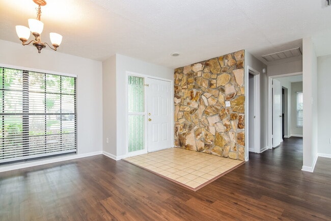 Foto del edificio - 3819 Cloverhill Ct