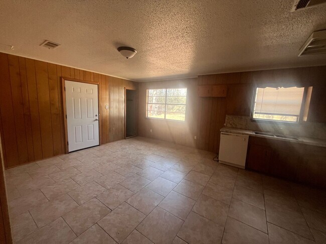 Building Photo - bed 1.5 Bath in Ward