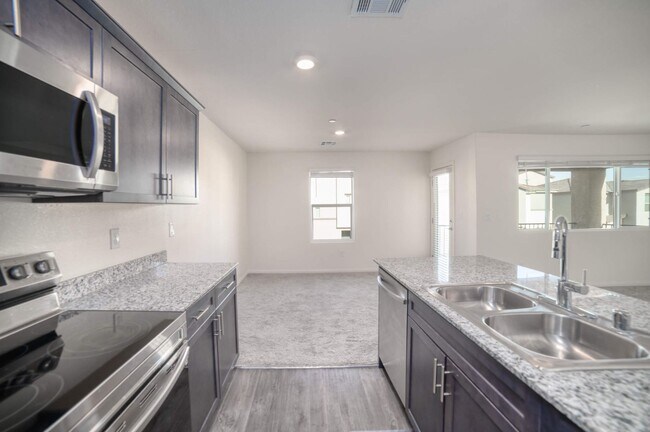Foto del edificio - LOVELY 2-BEDROOM 2-BATH PLUS LOFT TOWNHOME IN SPECTACULAR GATED COMMUNITY!!