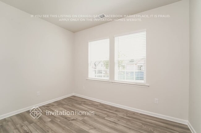 Foto del edificio - 6487 Fairfax Ct