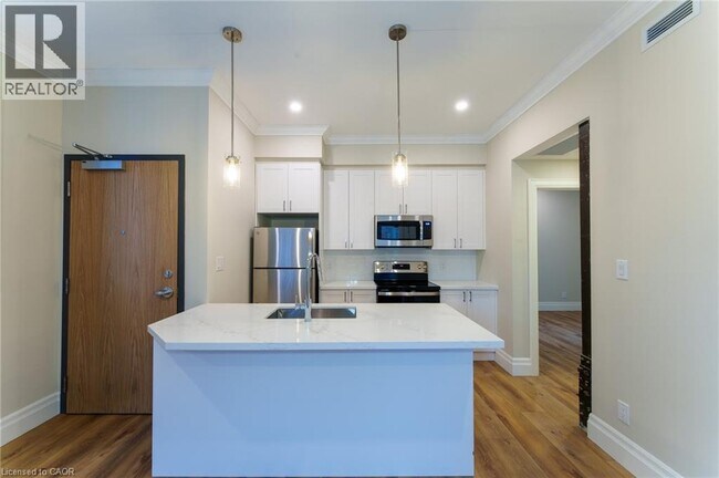 Building Photo - 100 Charlton Ave W