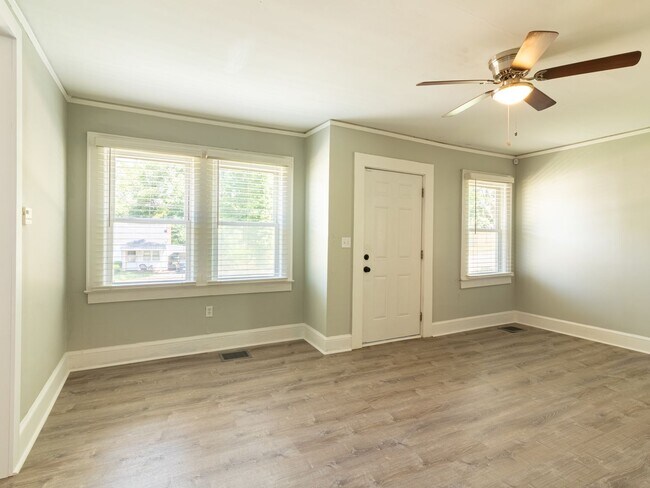 Building Photo - $400 Off first month rent.  Newly renovate...