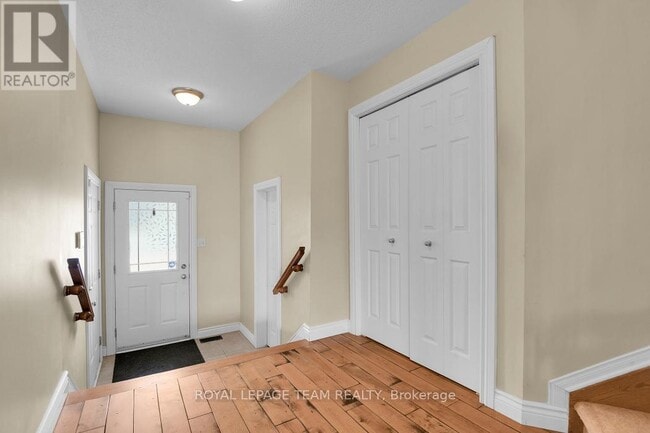 Building Photo - 2047 Dunollie Crescent