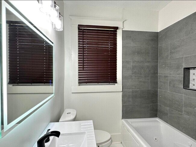 Foto del edificio - 1151 Tanglewood St