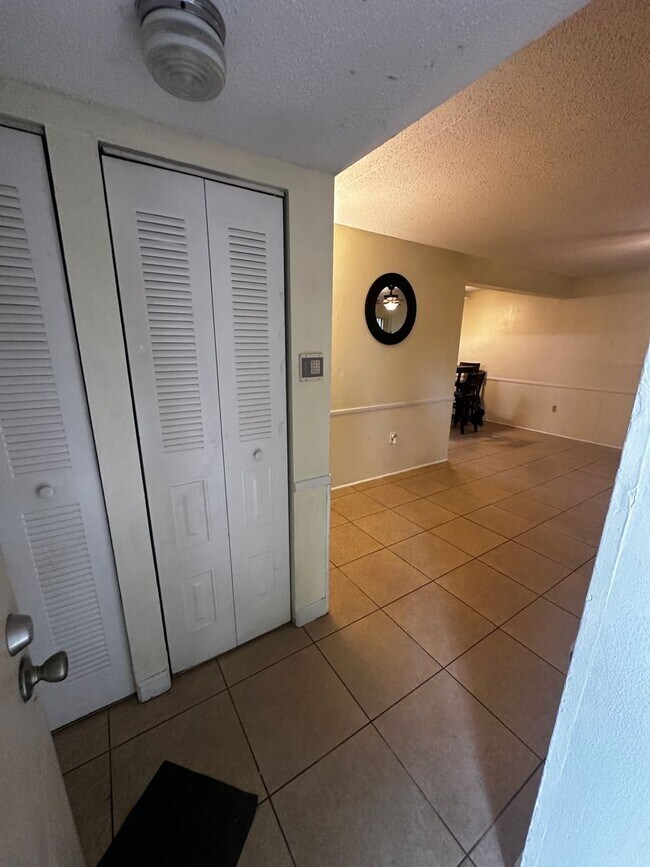 Building Photo - Spacious 2/2 Close to UF