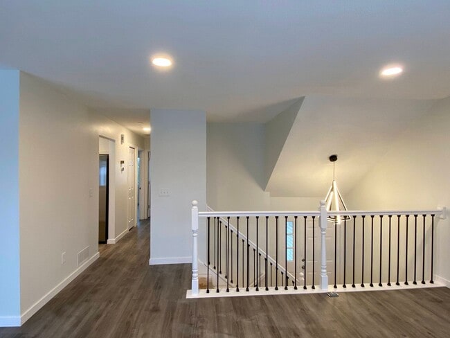 Building Photo - Updated 3 bedroom / 2 bathroom, Split Entr...