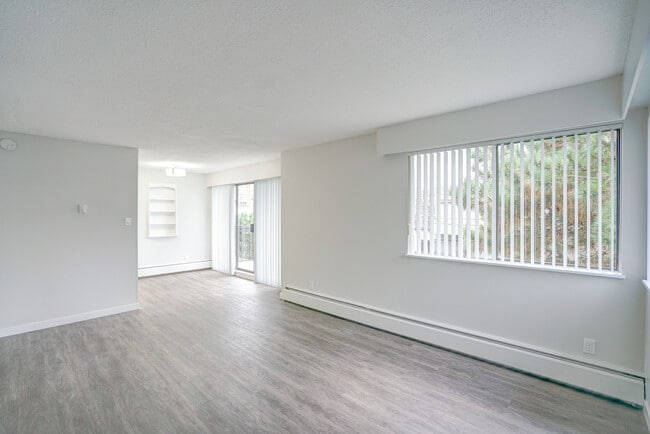 Building Photo - Royale