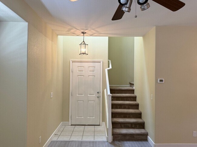 Foto del edificio - 2-story single-family home located in a ga...