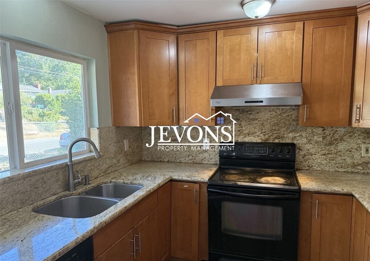 Primary Photo - Spacious 5 bedroom home with two kitchens,...