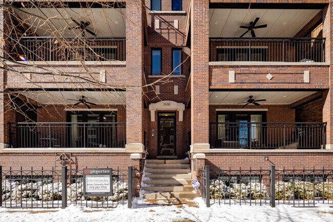 Entrance - 3950 N Hoyne Ave