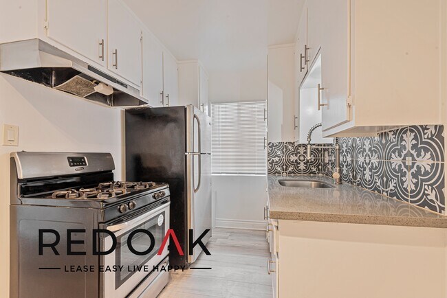Foto del edificio - ~1 Month FREE~ Stunning One Bedroom Walk-U...