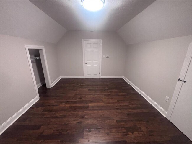 Foto del edificio - 106 1/2 E College Ave