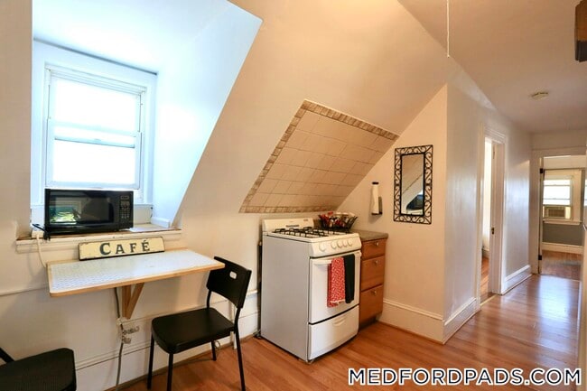 Building Photo - 124 Forest St