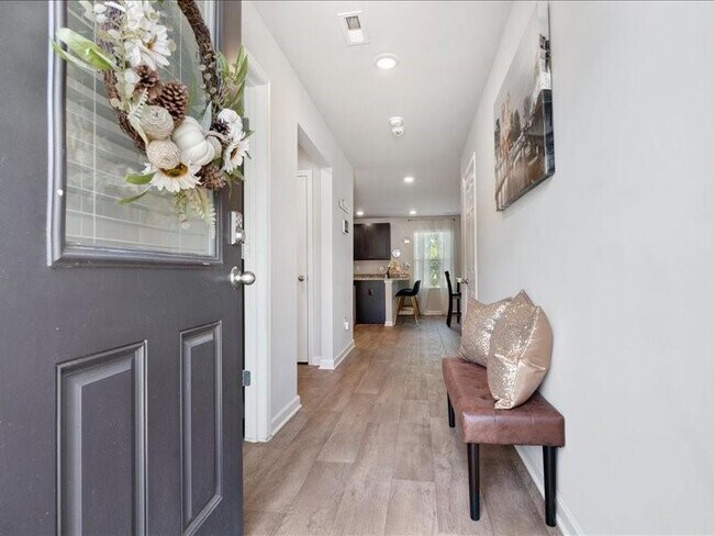 Foto del edificio - 174 Goodall Woods Dr