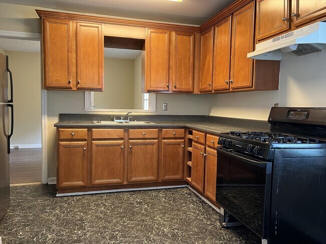 Building Photo - Great location! 2 bedroom 1 bath with a bo...