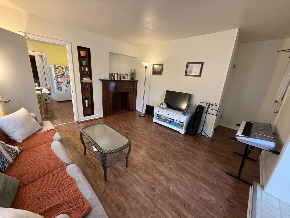 living room - 410 N 4th St