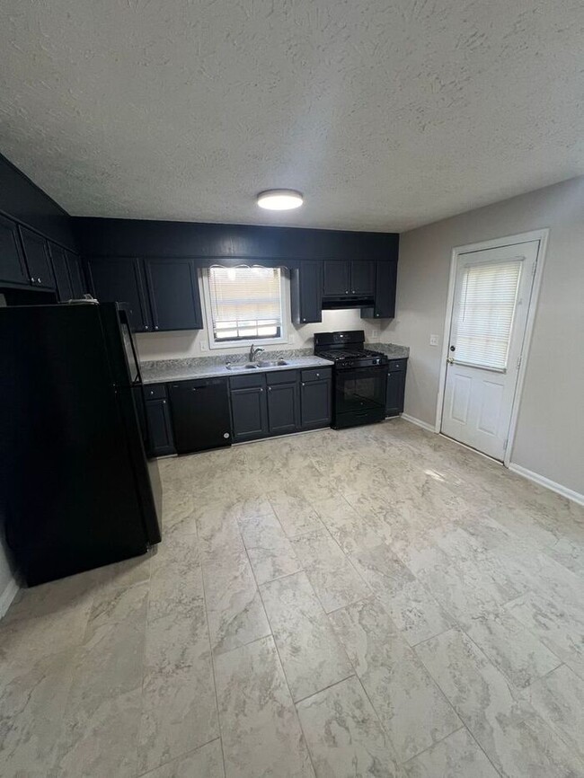 Building Photo - Newly Renovated ranch 2 bedroom 2 bath dup...