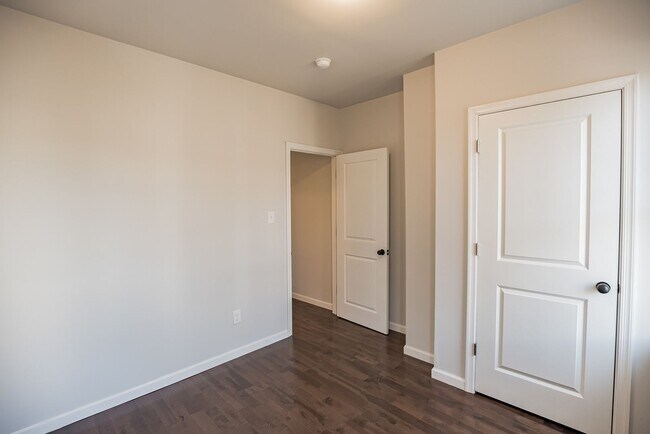 Building Photo - Large 3 Bedroom 1 Bathroom House for Rent